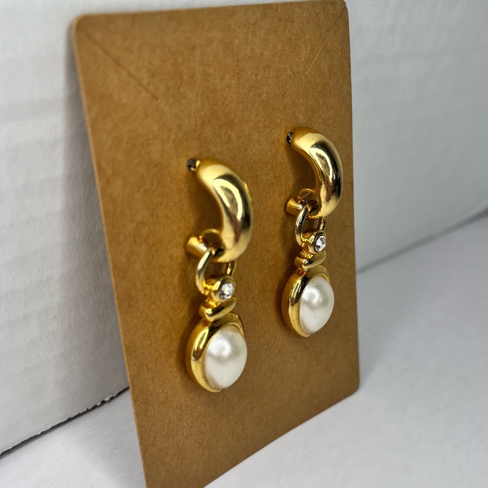 SOLD!! 🧾🍒VINTAGE CHUNKY HOOP EARRINGS TEARDROP FAUX PEARL DANGLE GOLD TONE - Picture 3 of 7
